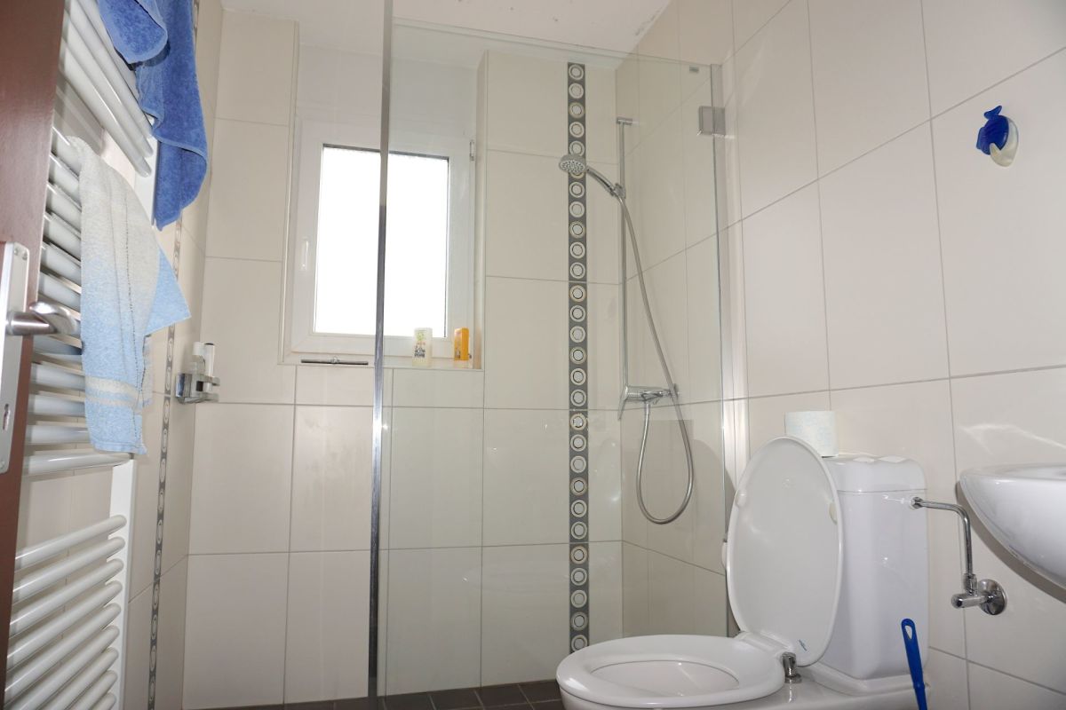 Badezimmer mit Dusche und WC