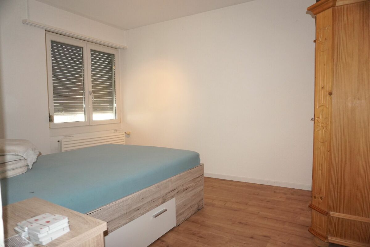 Schlafzimmer mit Einzelbett und Kleiderschrank