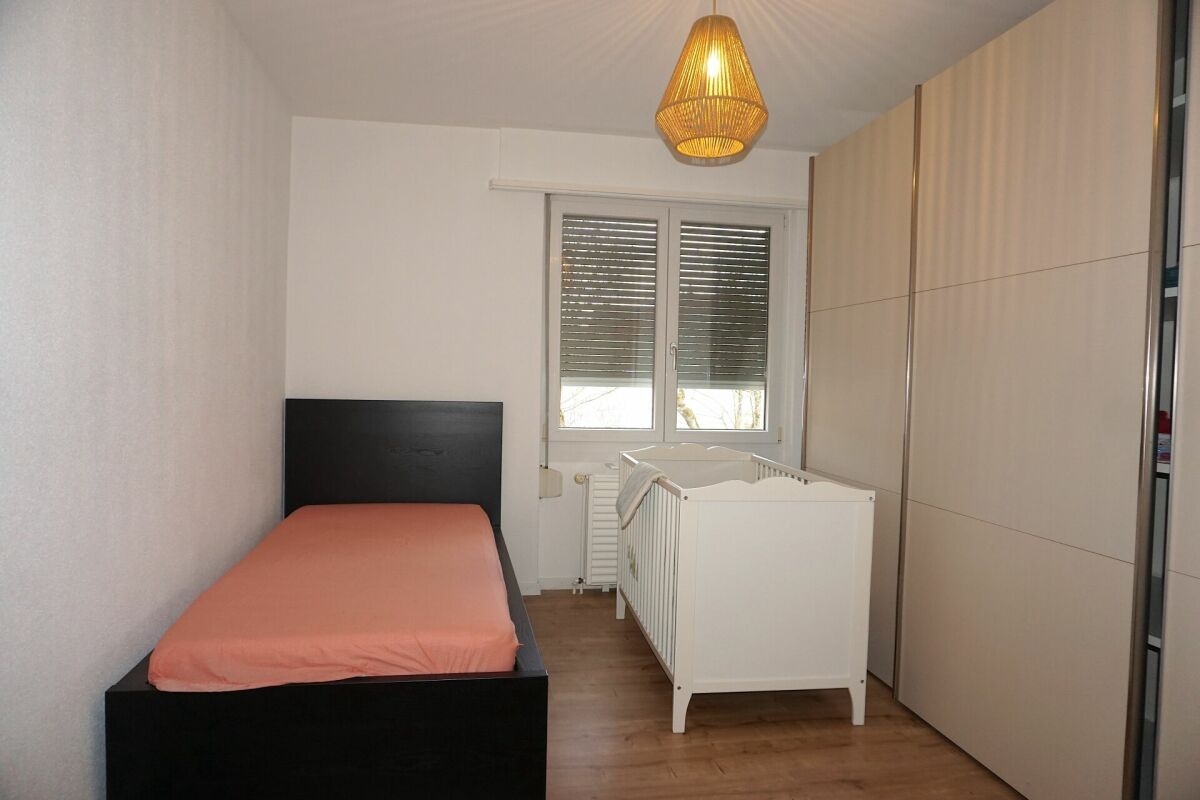Kinderzimmer mit Einzelbett und Kleiderschrank