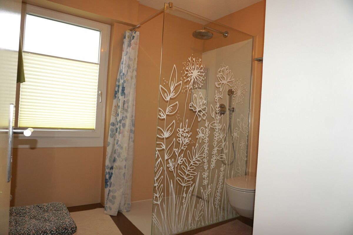 Badezimmer mit Dusche und WC