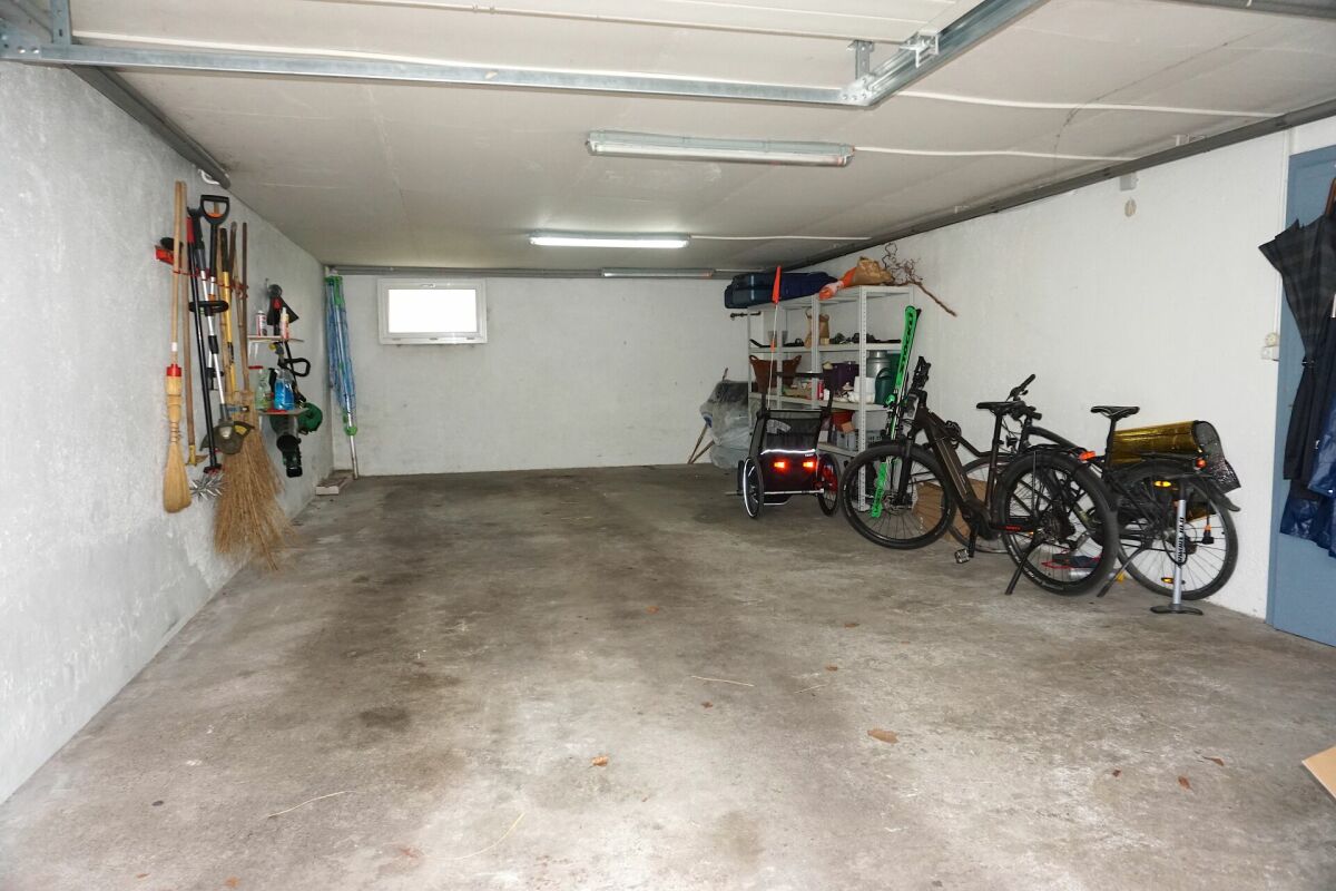Garage mit Fahrrädern und Gartengeräten