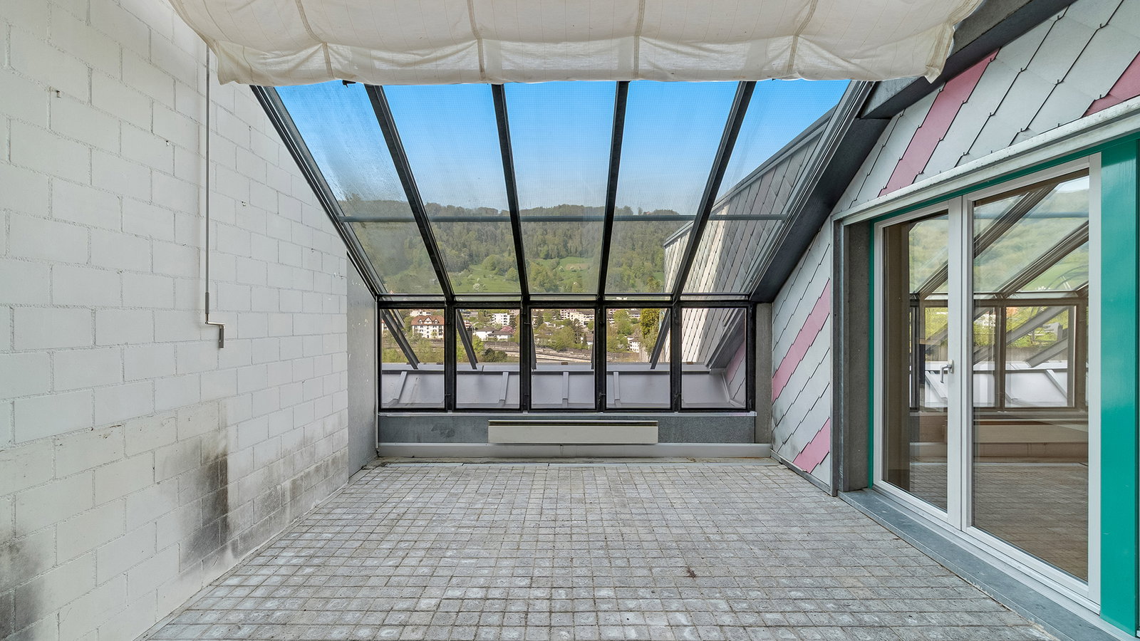Verglaste Dachterrasse mit Bergblick