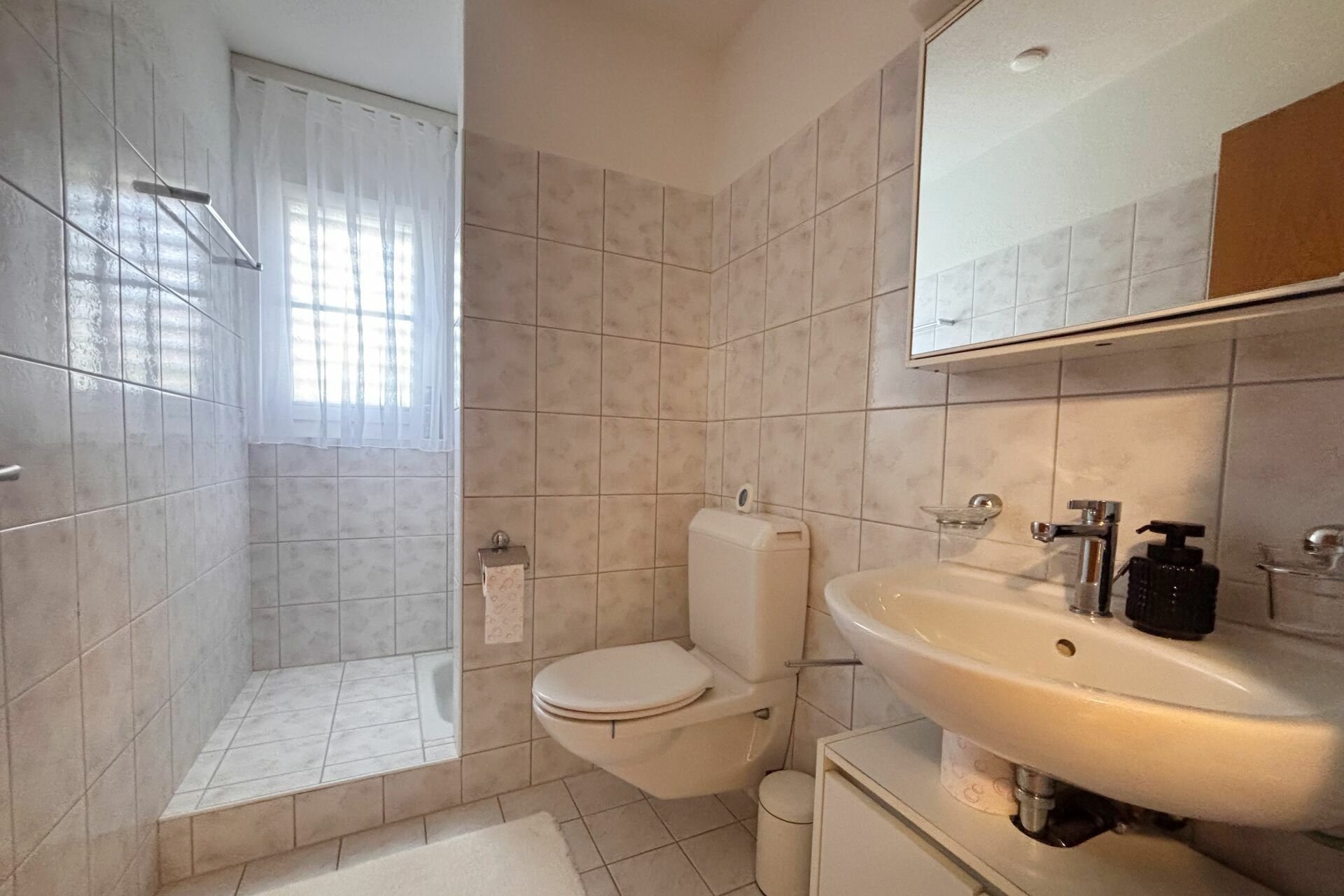 Badezimmer mit Dusche und Waschtisch
