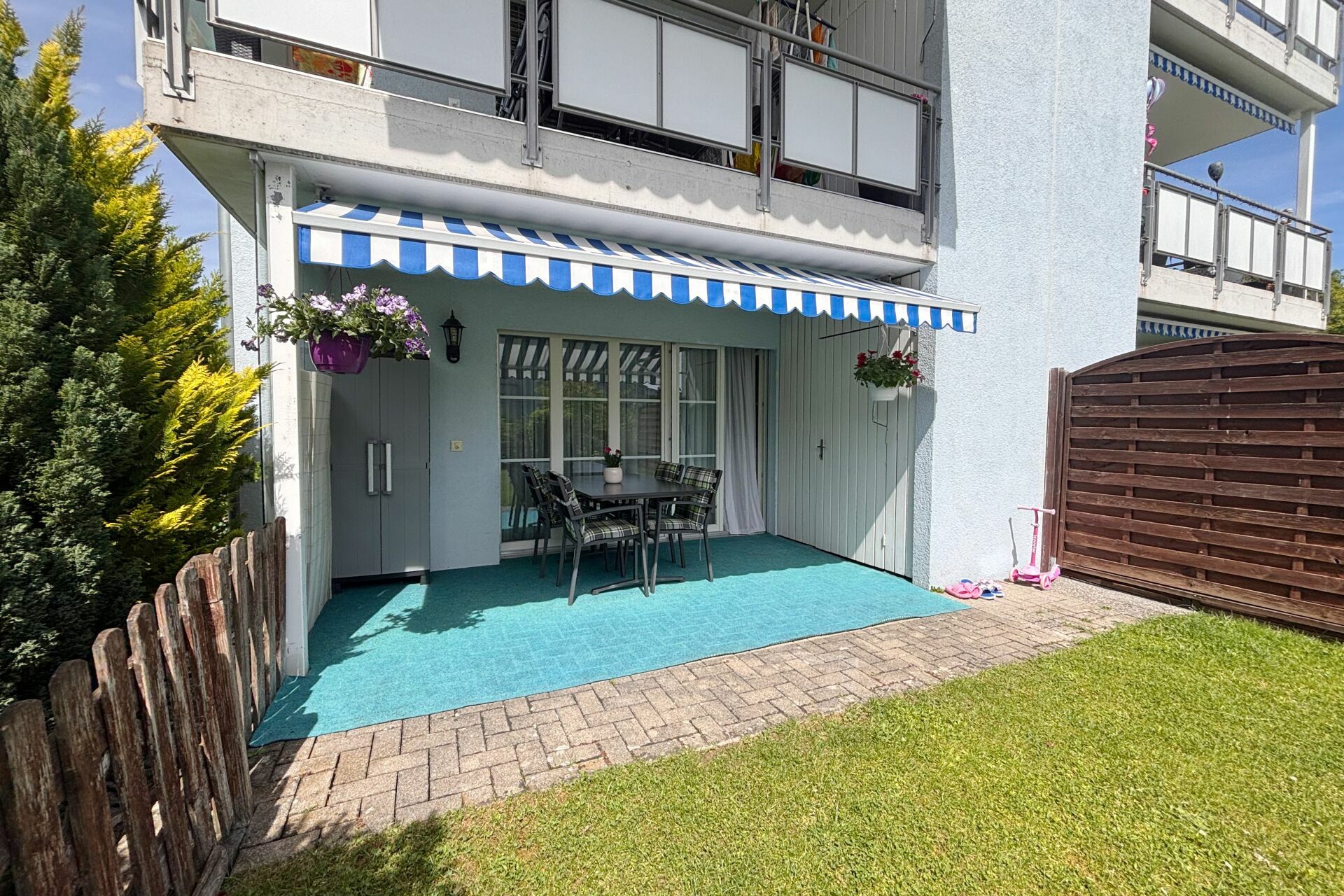 Überdachte Terrasse mit Markise