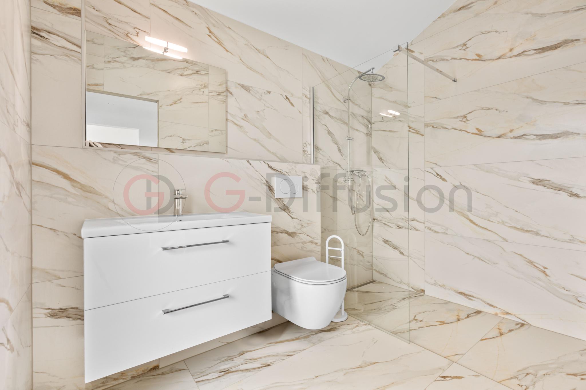 Modernes Badezimmer mit begehbarer Dusche und Waschtisch