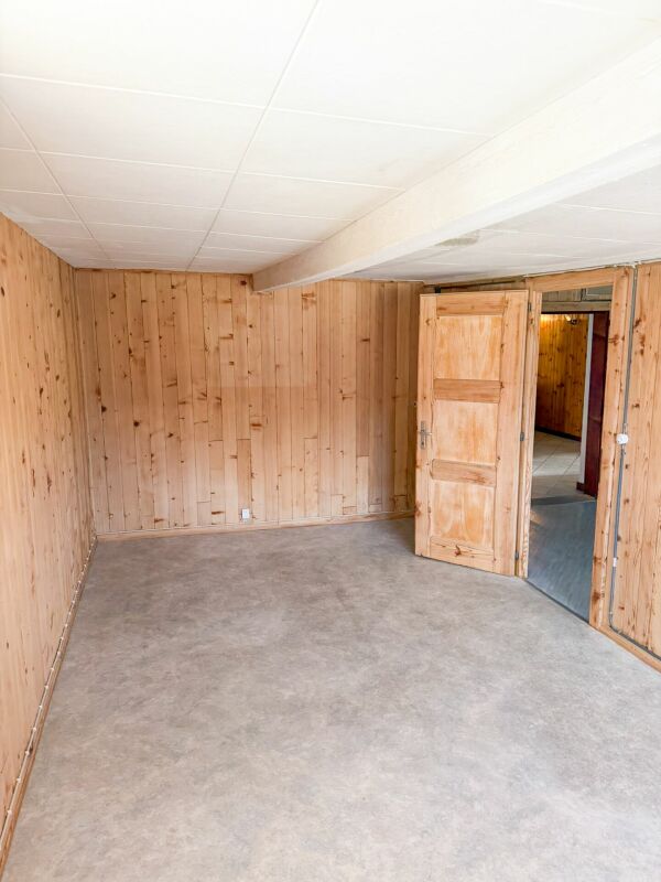 Leerer Holzraum mit Türöffnung