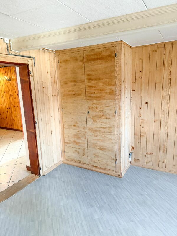 Holzverkleideter Nebenraum mit Einbauschrank