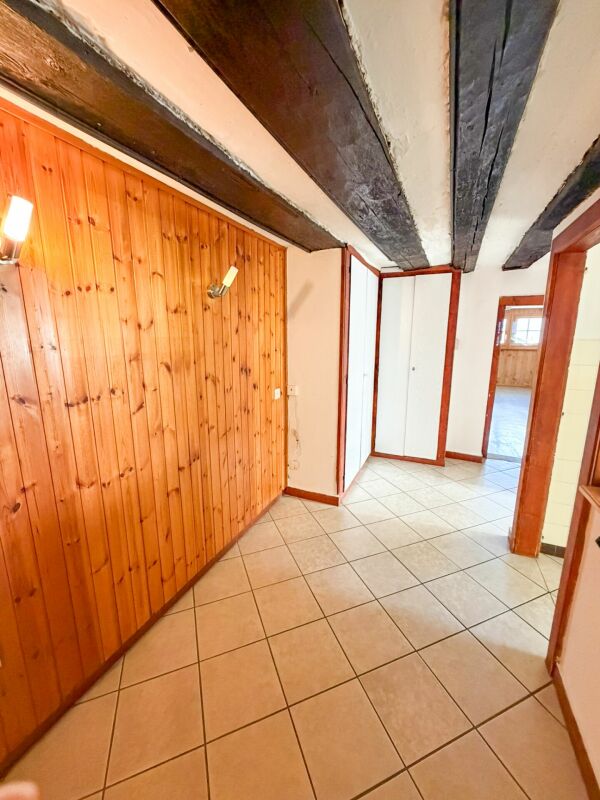 Rustikaler Flur mit Holzvertäfelung und Balkendecke