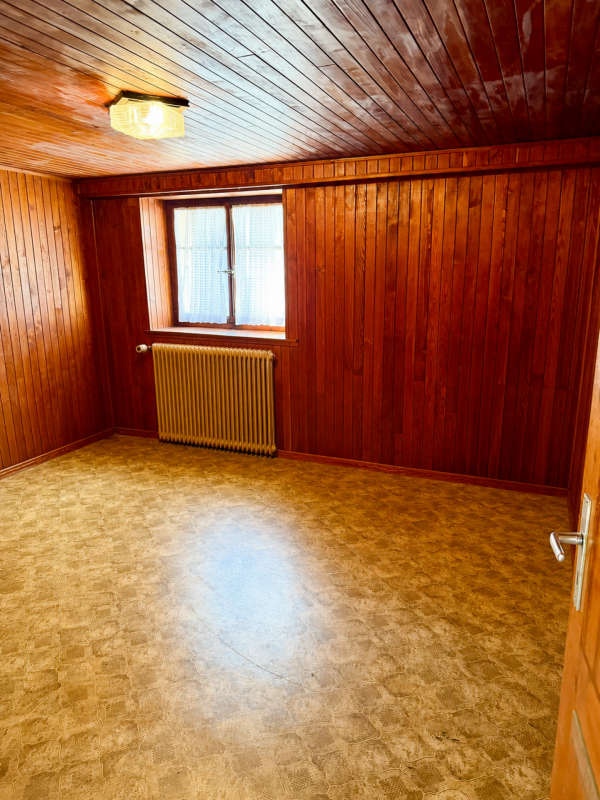 Leerer Raum mit Holzvertäfelung