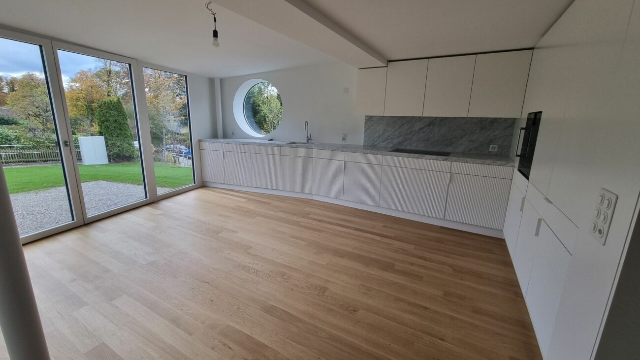 Offener Küchen- und Essbereich mit Gartenblick