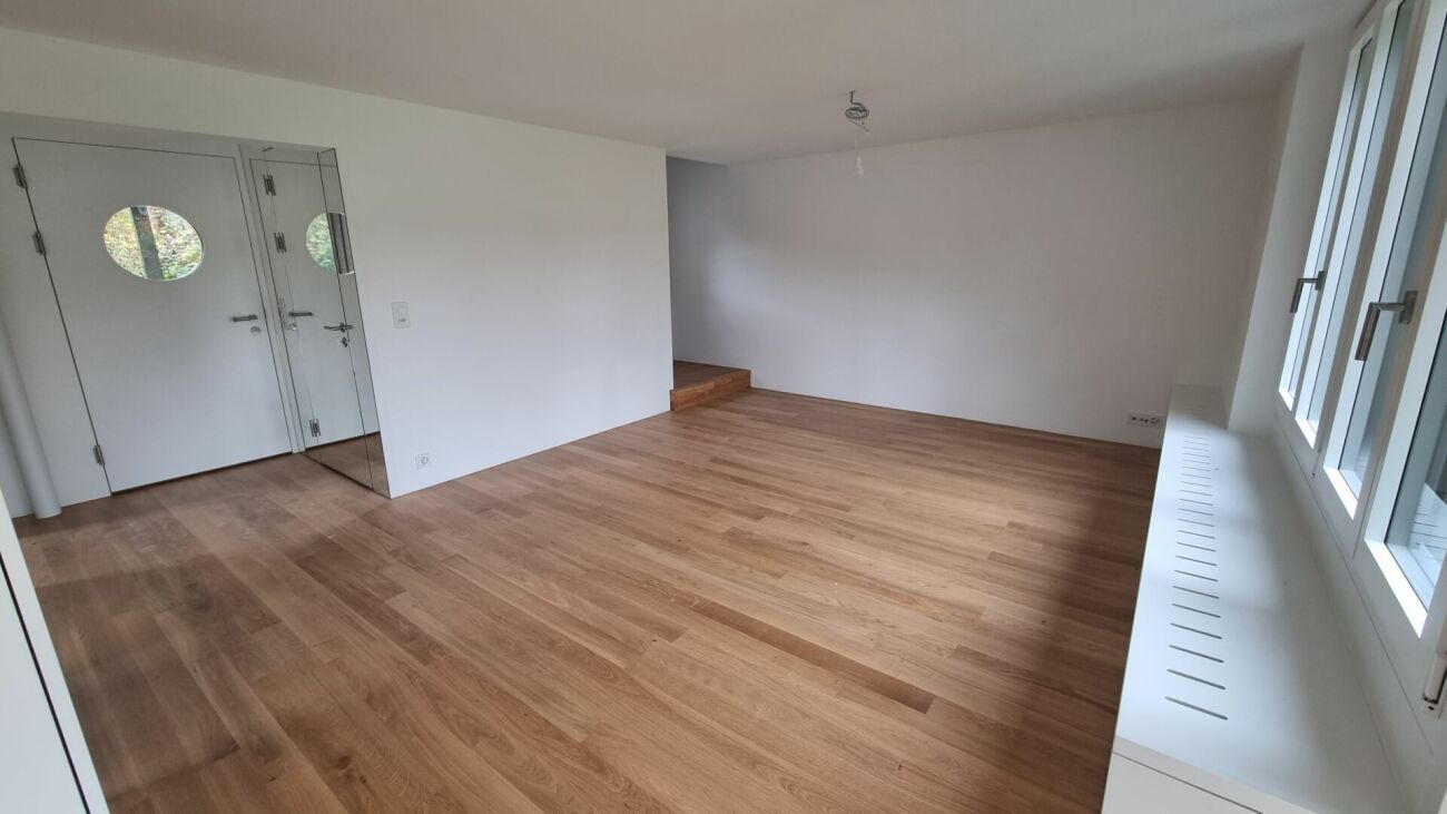 Heller leerer Wohnraum mit Holzboden