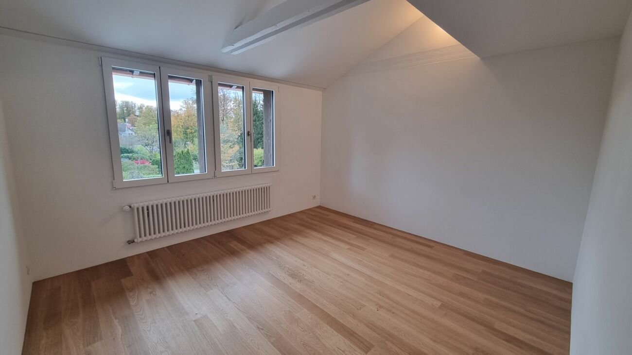 Heller leerer Raum mit Dachschräge