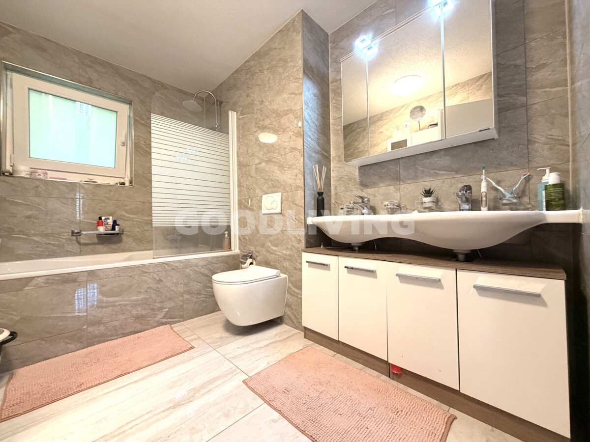 Modernes Badezimmer mit Badewanne und Waschtisch