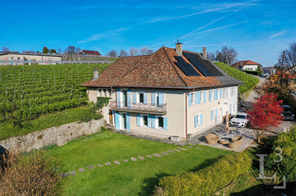 Ländliches Wohnhaus mit Garten und Solaranlage
