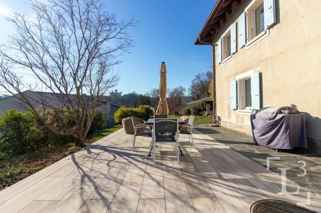 Terrasse mit Hausfassade und Garten