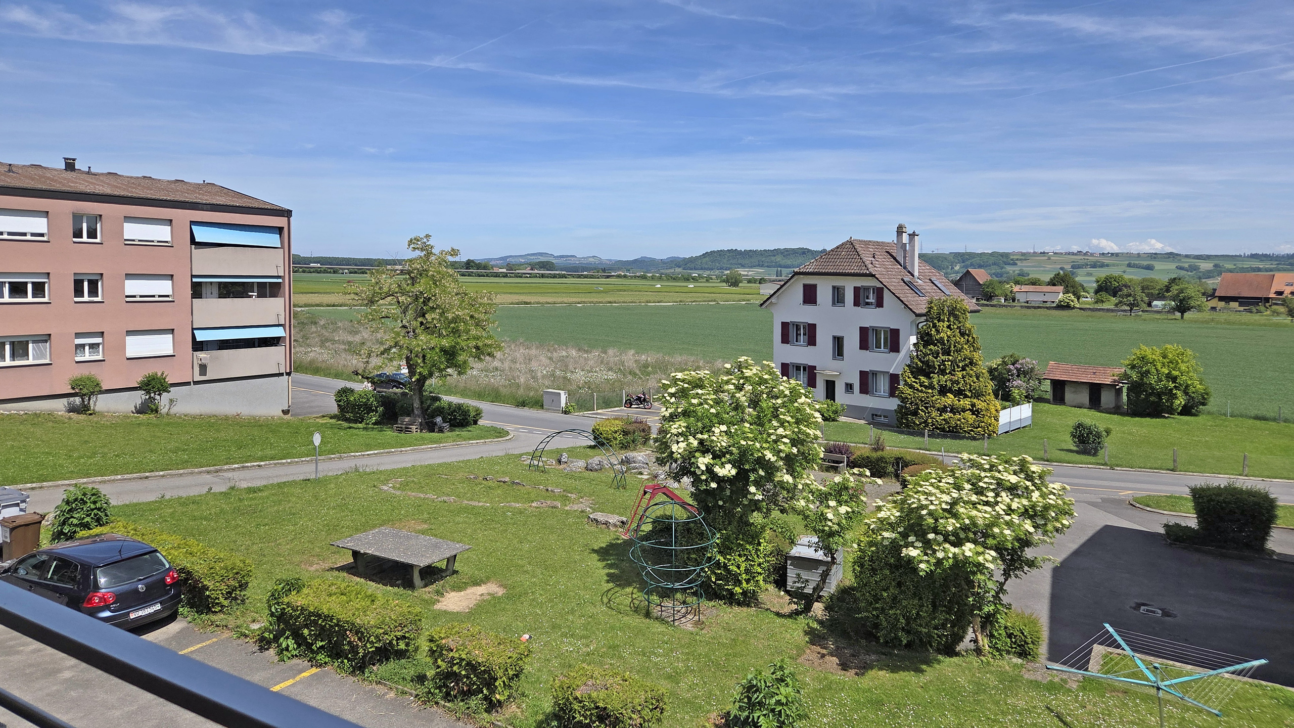 Blick vom Balkon auf Wohnhäuser und Landschaft