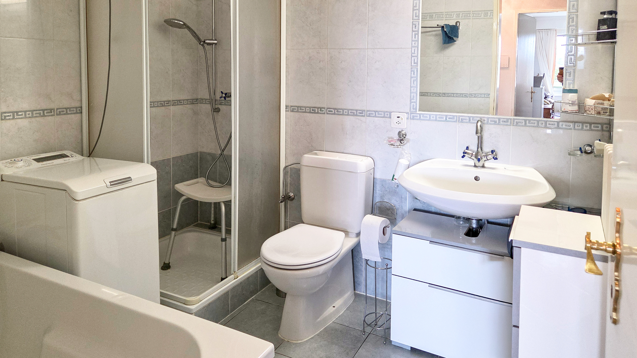Kleines Badezimmer mit Dusche, WC und Waschbecken