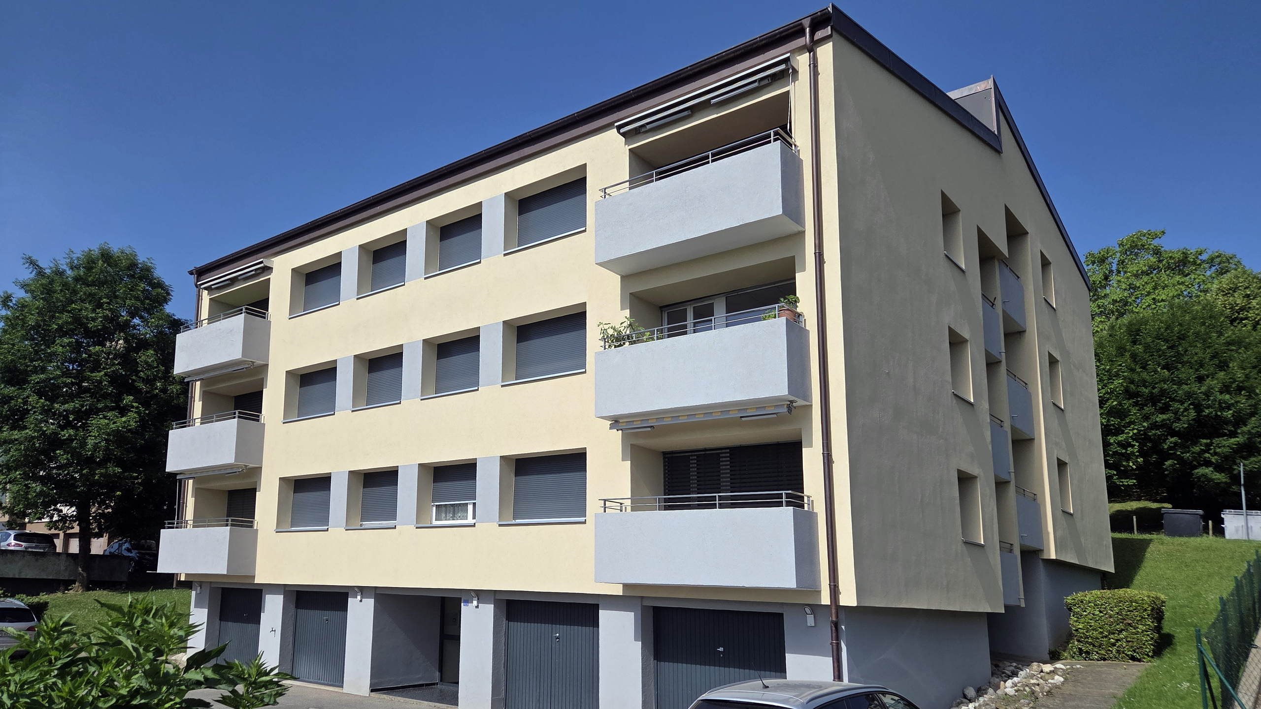 Mehrfamilienhaus mit Balkonen