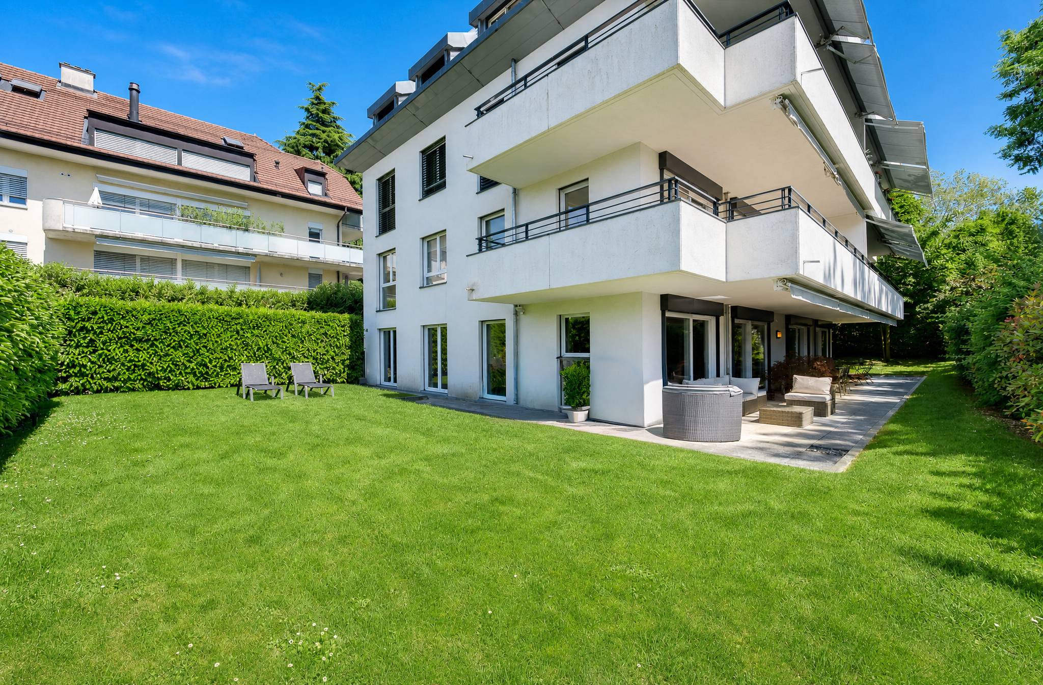 Moderne Wohnanlage mit Garten