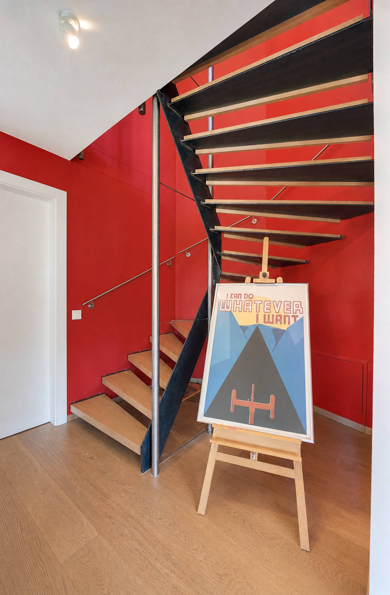 Treppenhaus mit markanter roter Wand