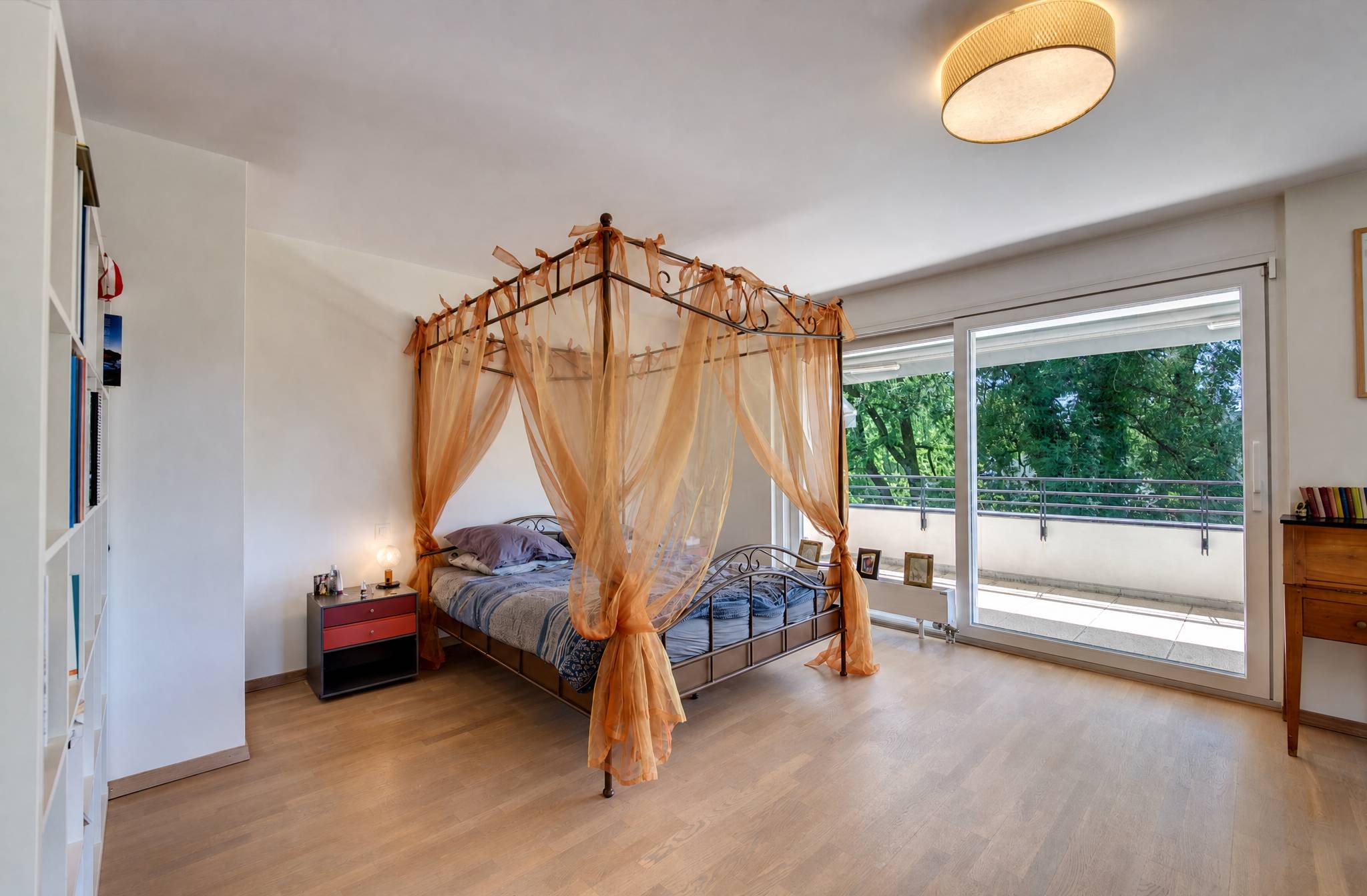 Helles Schlafzimmer mit Balkonzugang