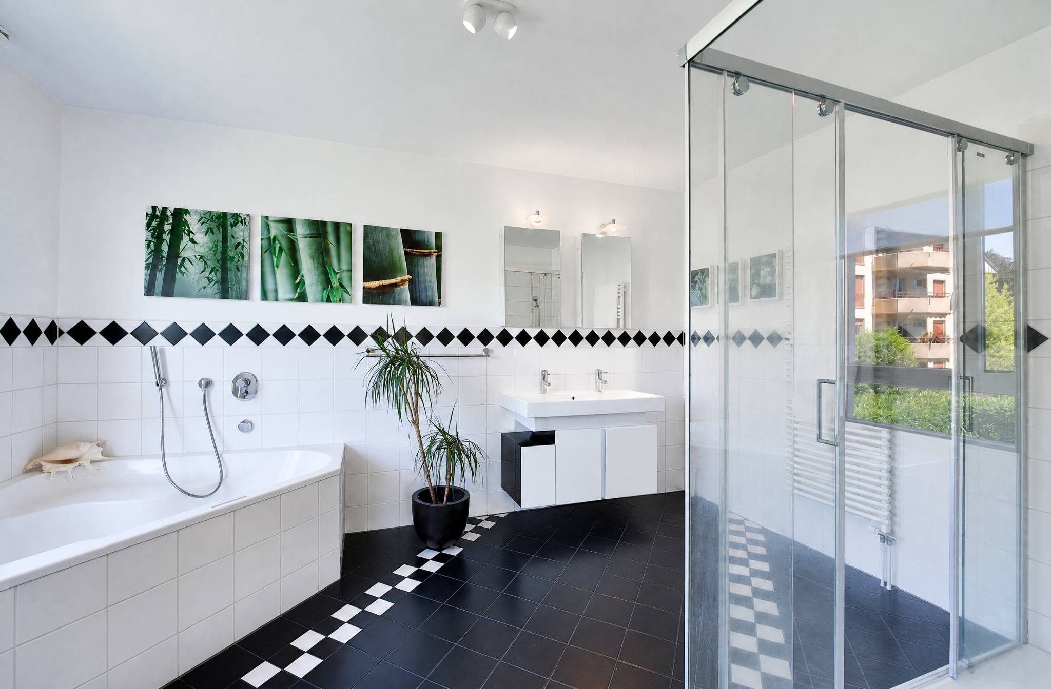 Modernes Badezimmer mit Wanne und Glasdusche