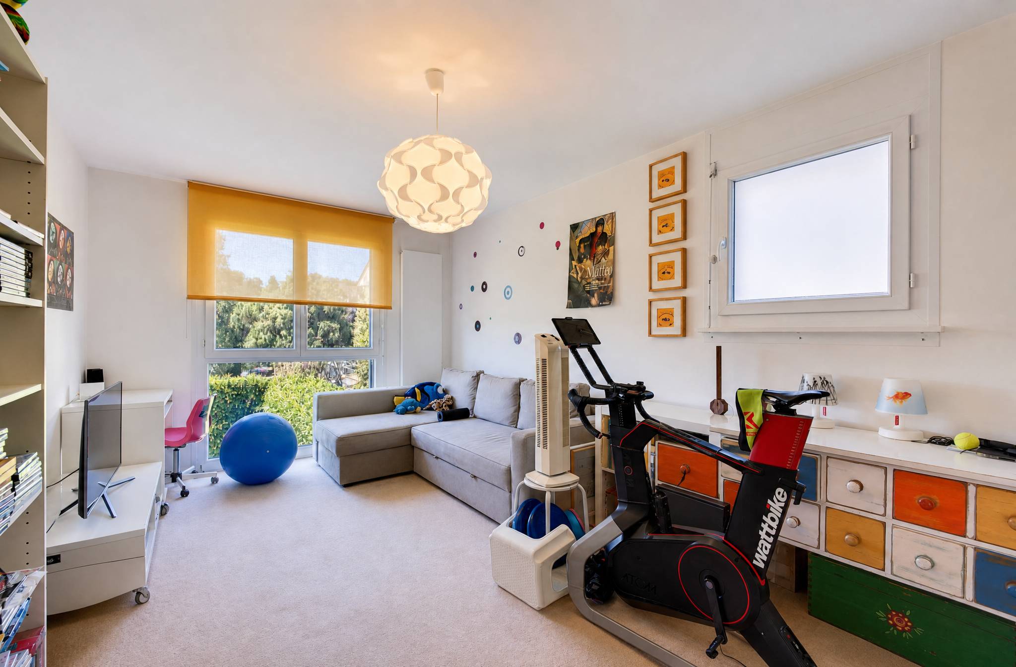 Helles Kinder- bzw. Arbeitszimmer mit Fitnessgerät