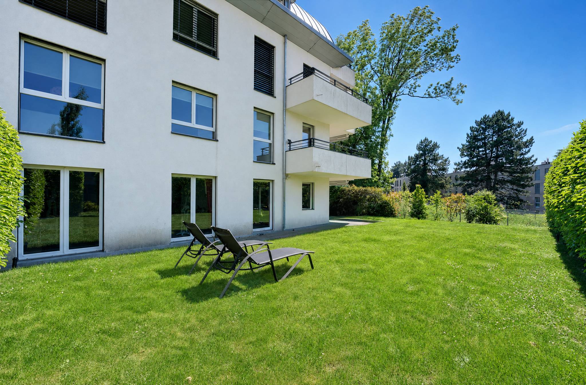 Moderne Wohnhausfassade mit Garten