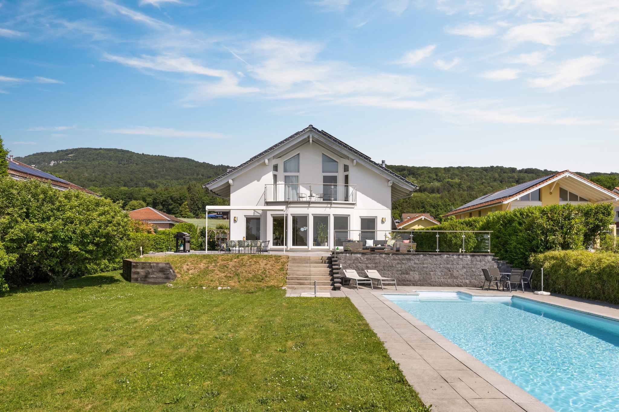 Modernes Einfamilienhaus mit Pool und Garten