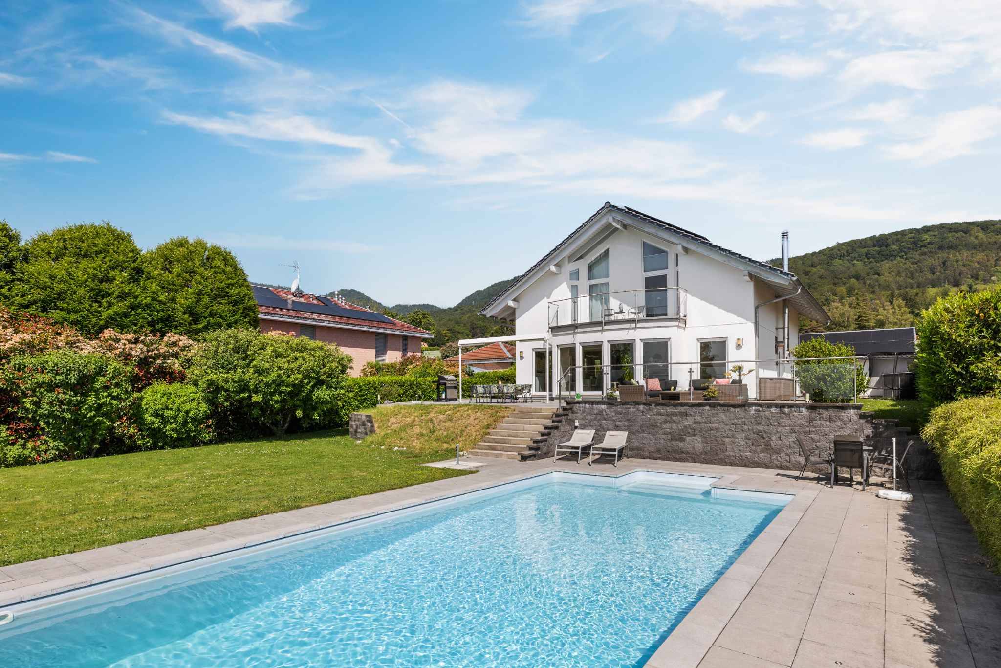 Einfamilienhaus mit Pool und Garten