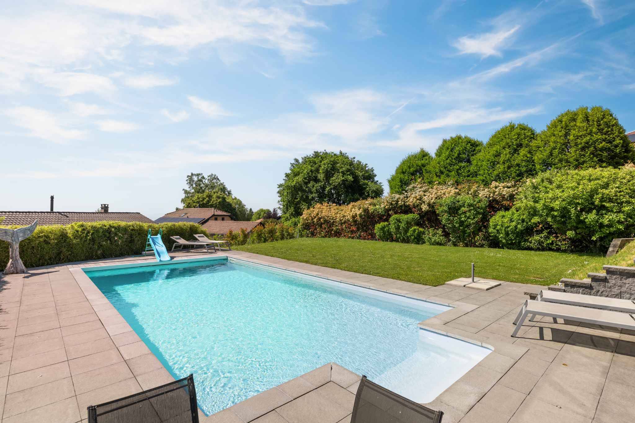 Außenansicht eines Pools mit Garten