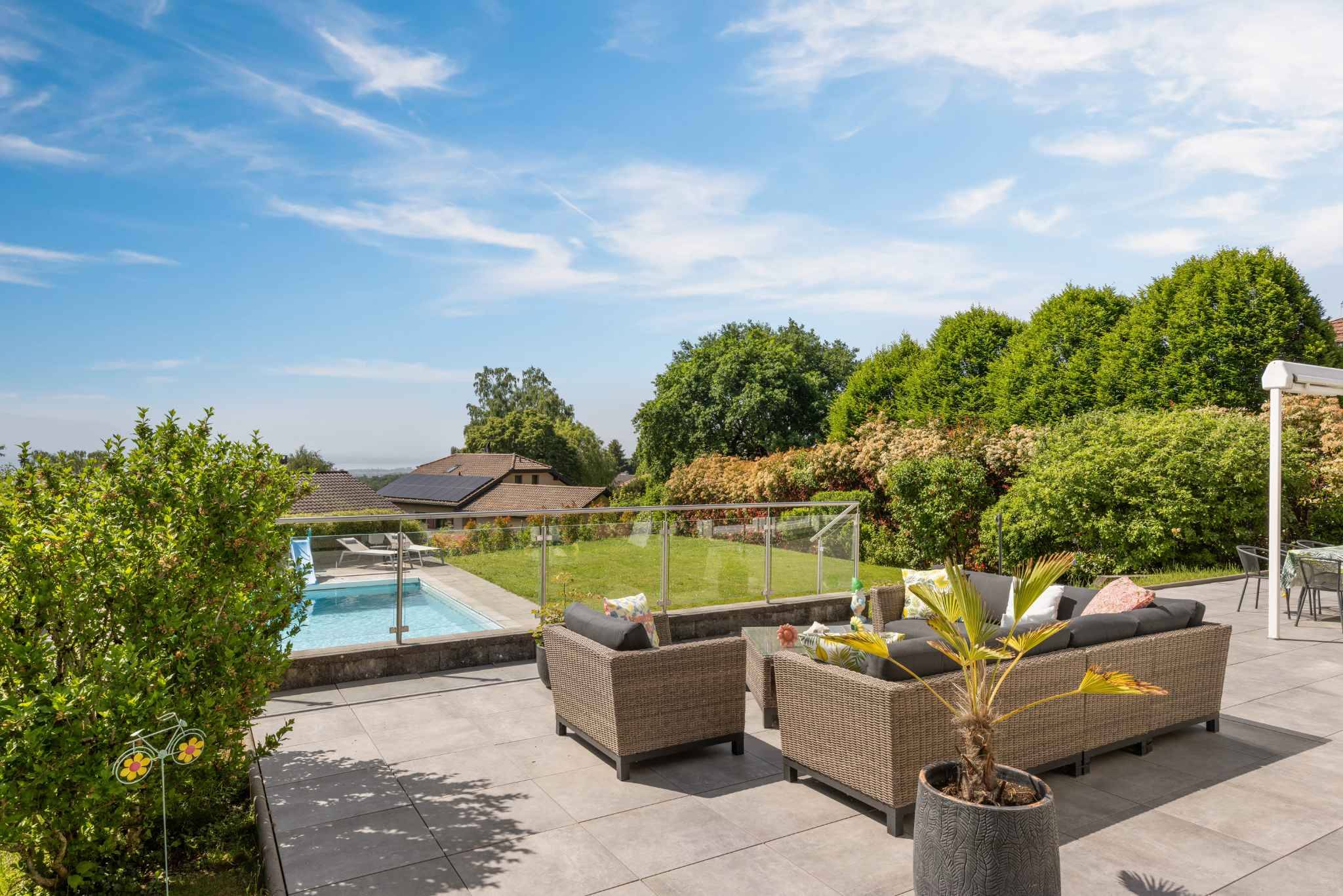 Terrasse mit Pool und Garten