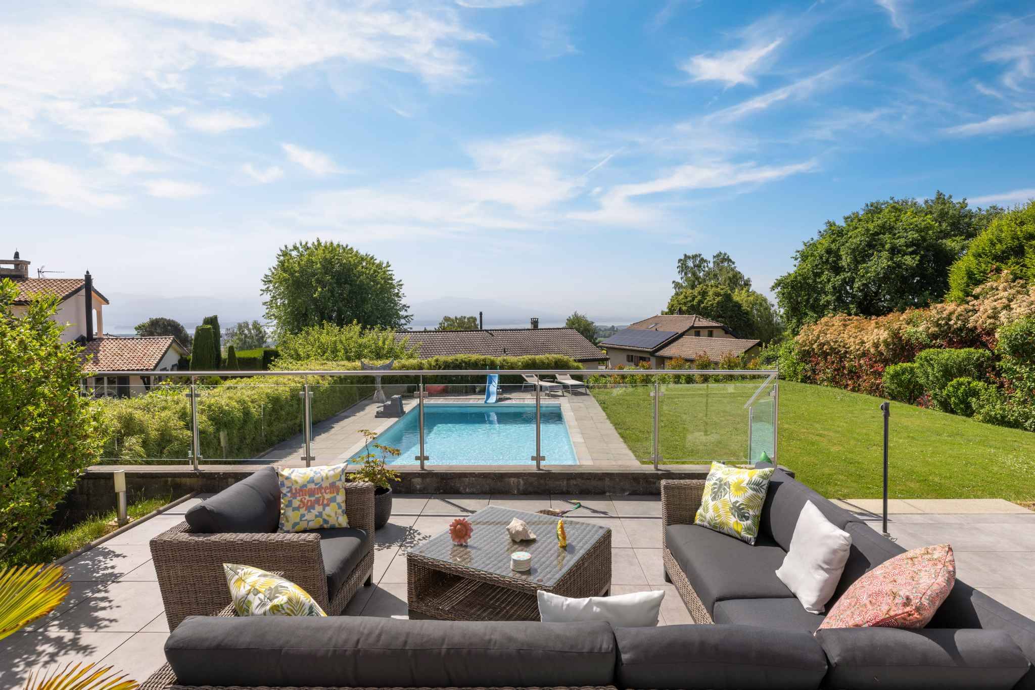 Poolterrasse mit Garten und Ausblick