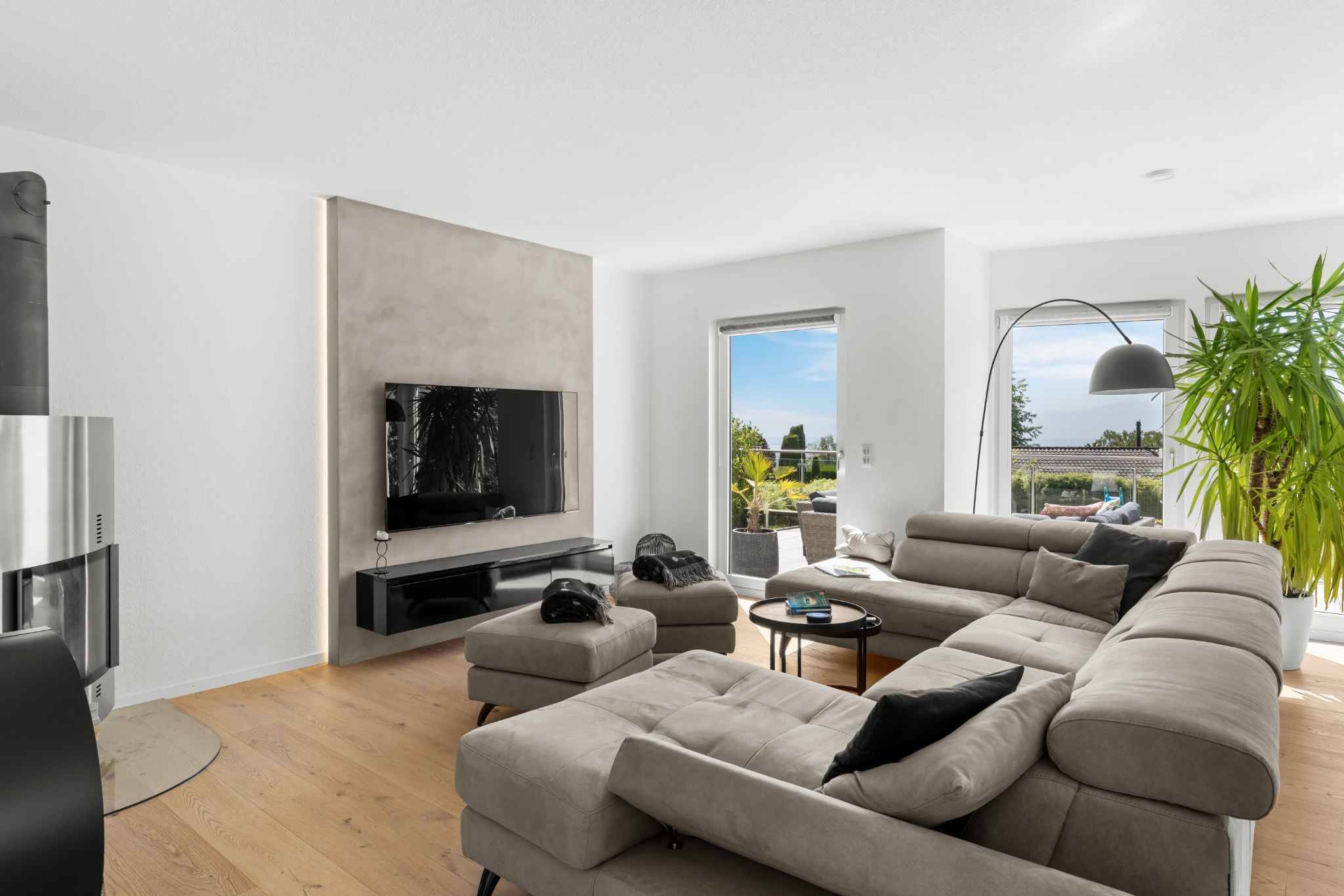 Modernes Wohnzimmer mit Kamin und Terrasse