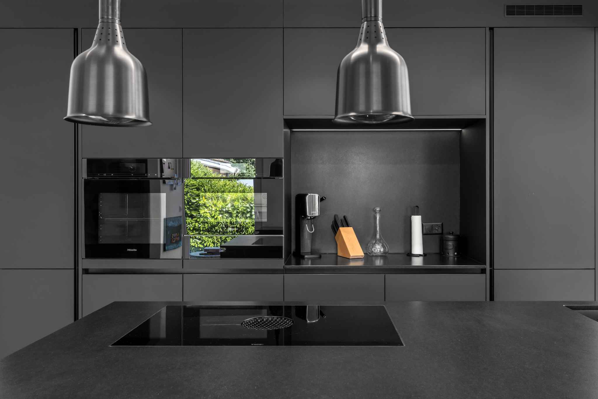 Moderne schwarze Designküche