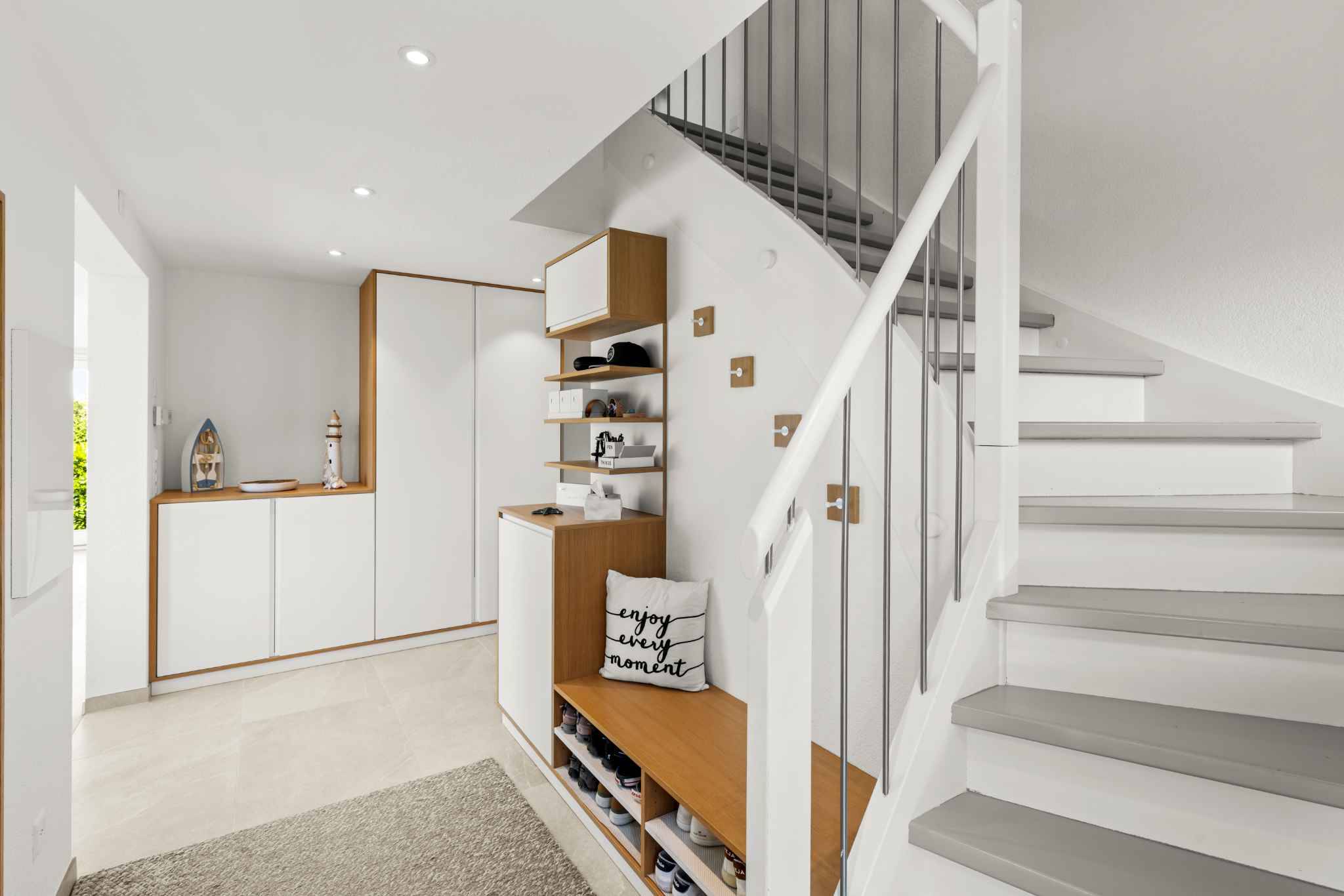 Heller Eingangsbereich mit Treppe und Einbauschrank