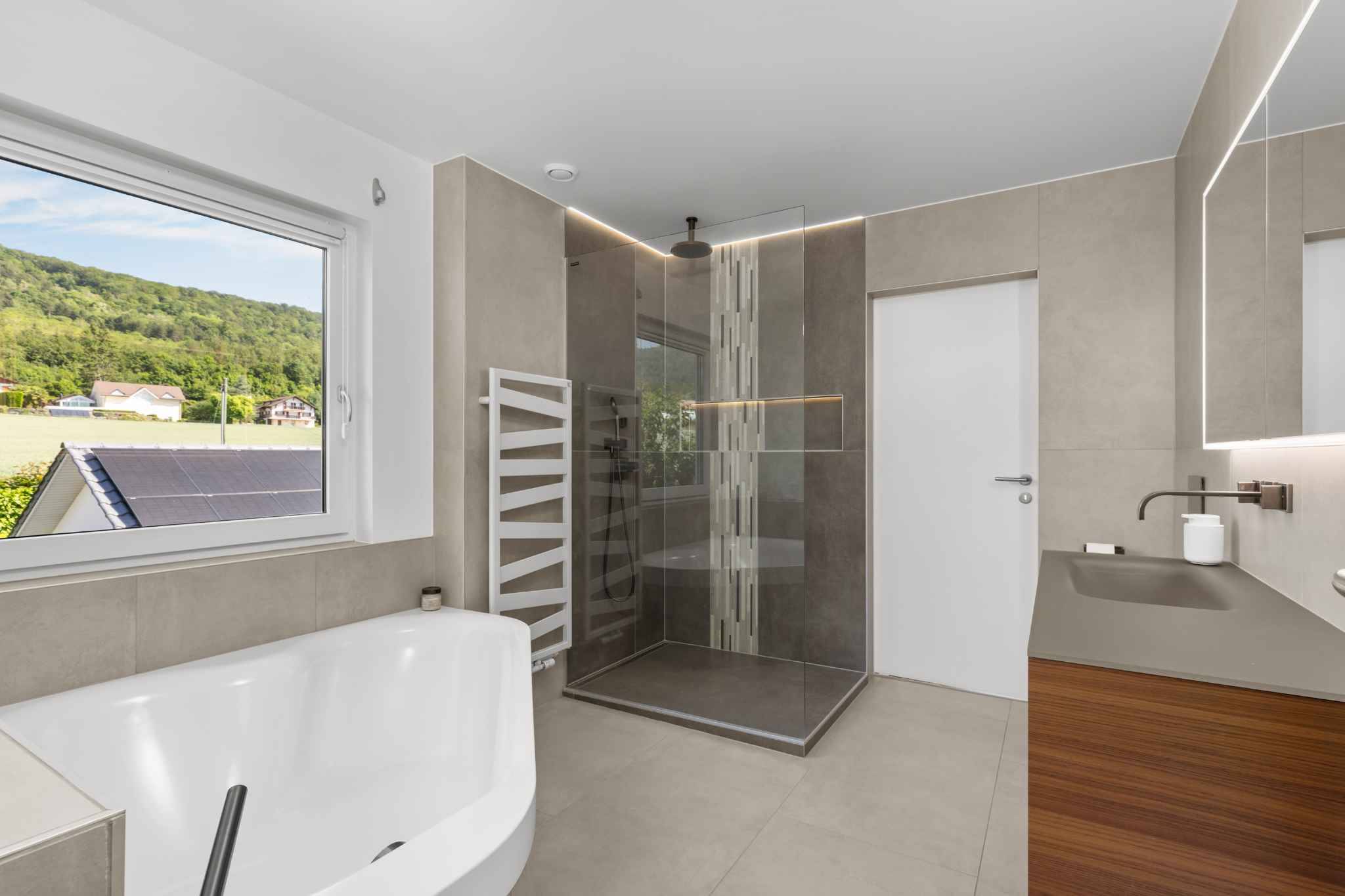 Modernes Badezimmer mit Blick ins Grüne