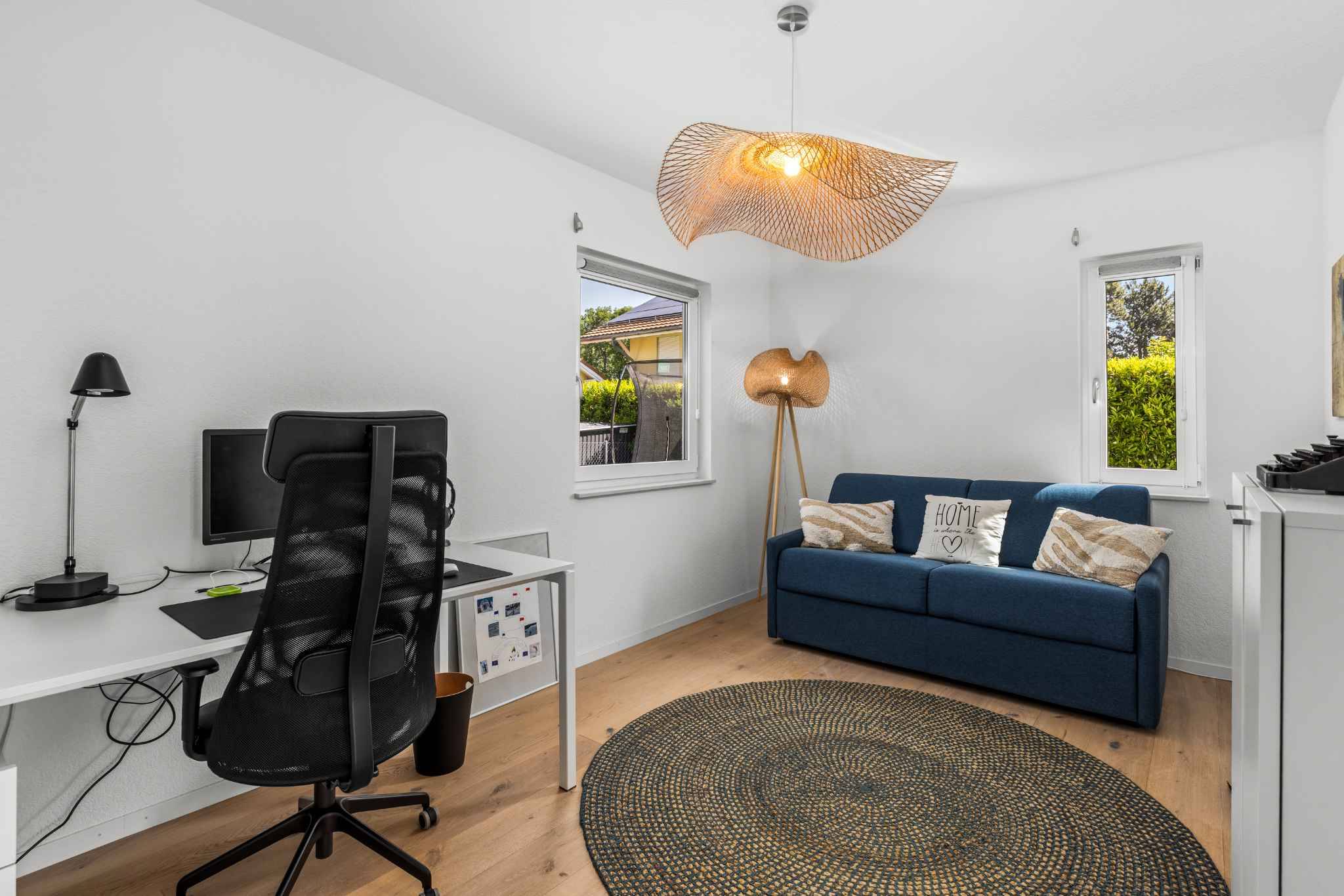 Helles Arbeitszimmer mit Sitzbereich