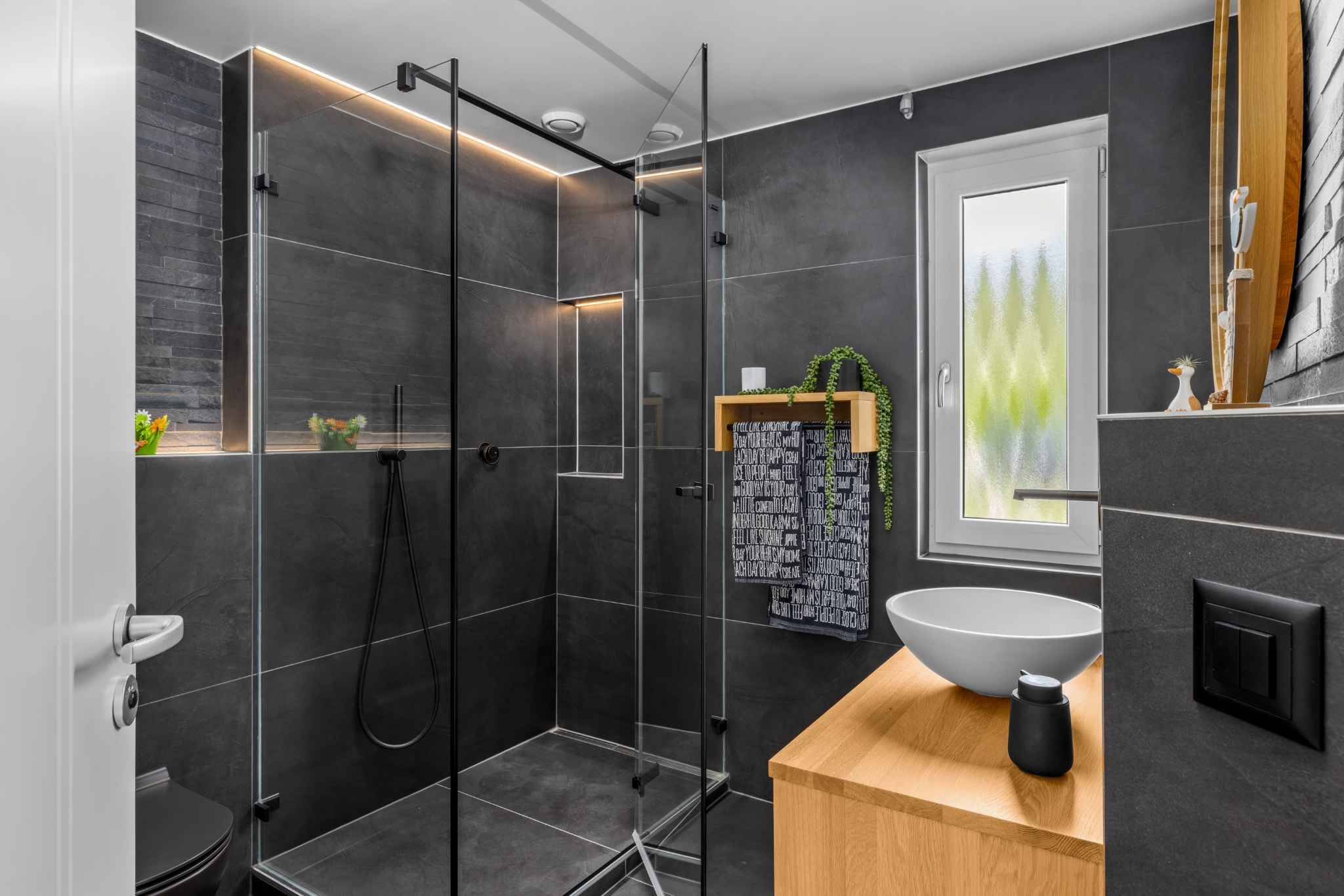 Modernes Badezimmer mit begehbarer Dusche
