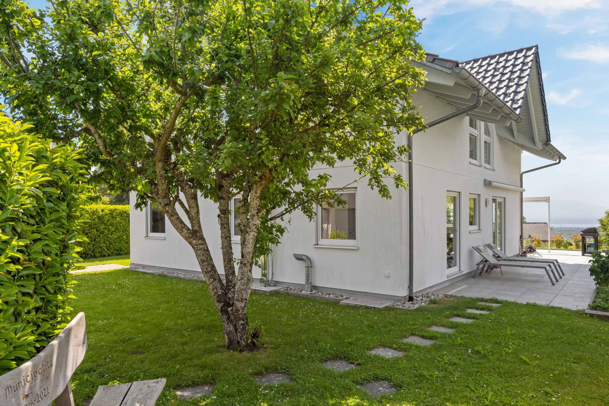 Gepflegter Hausgarten mit Terrasse