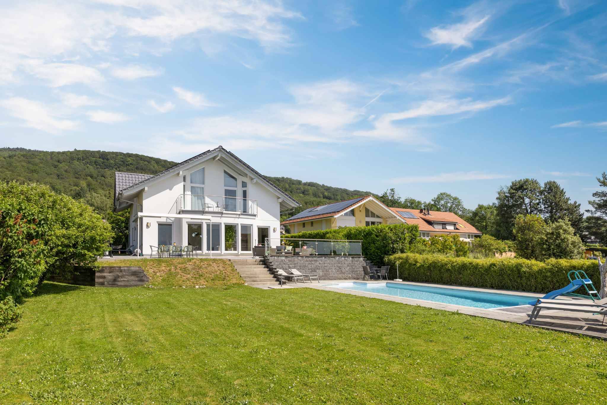 Modernes Einfamilienhaus mit Garten und Pool