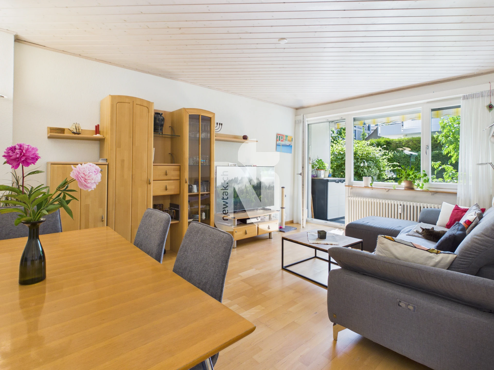 Helles Wohn- und Esszimmer mit Balkonblick