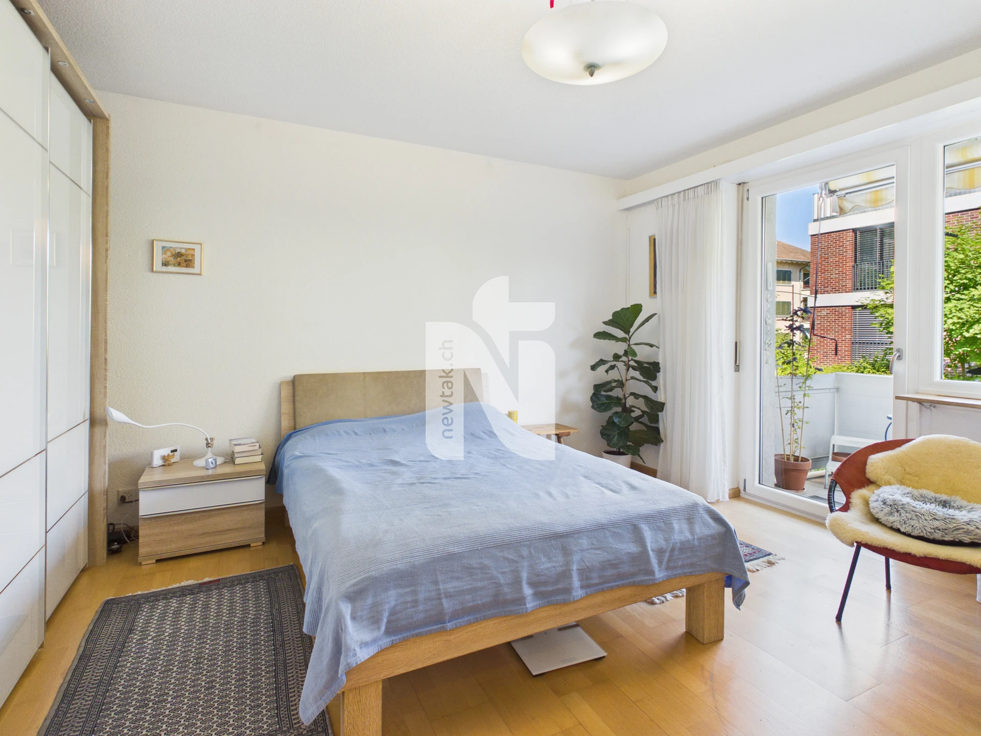 Helles Schlafzimmer mit Balkonzugang