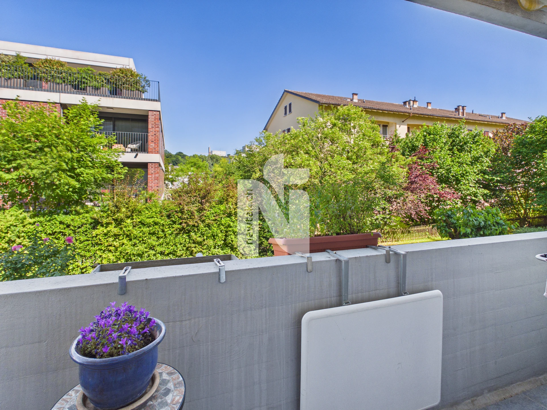 Balkon mit Ausblick ins Grüne