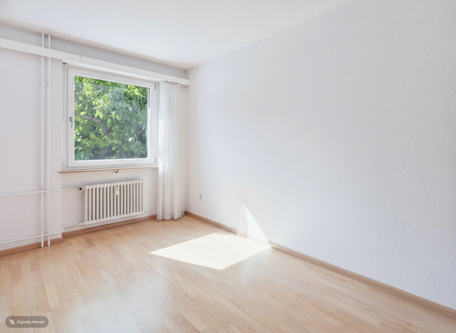Helles, leeres Zimmer mit Fenster und Heizkörper