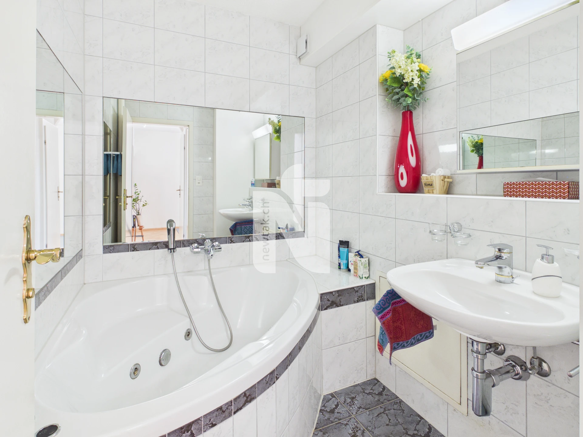 Helles Badezimmer mit Badewanne und Waschtisch