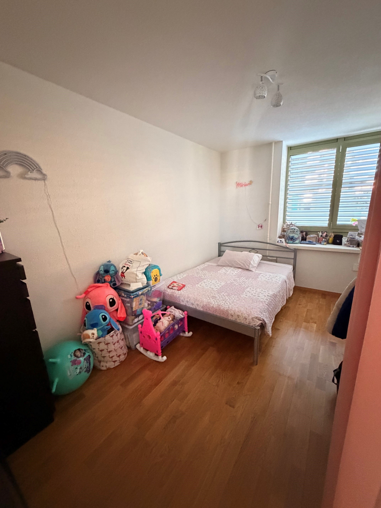 Kinderzimmer mit Einzelbett und Spielzeug