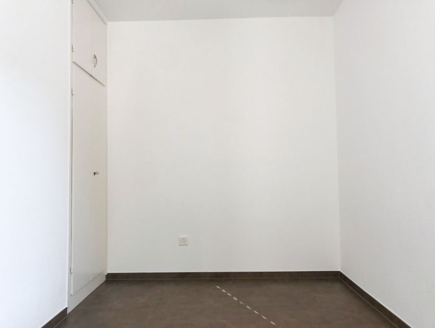 Leerer heller Raum mit Türfach