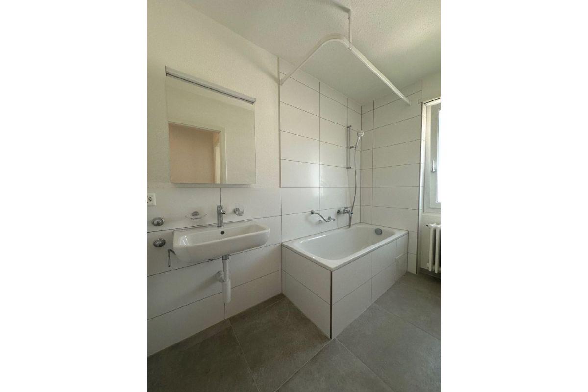 Modernes Badezimmer mit Badewanne und Waschtisch