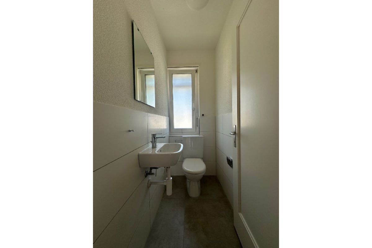 Schmales Gäste-WC mit Fenster